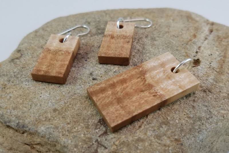 Holz Schmuckset, Ohrringe, Anhänger, Zweifarbiger Welliger Ahorn Holz Schmuckset, Ohrringe, Anhänger, Zweifarbiger Welliger Ahorn von MackeyArtistry