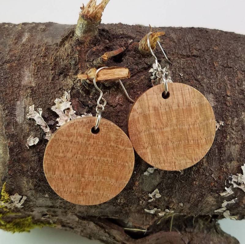 Runde Schimmerahornohrringe von MackeyArtistry