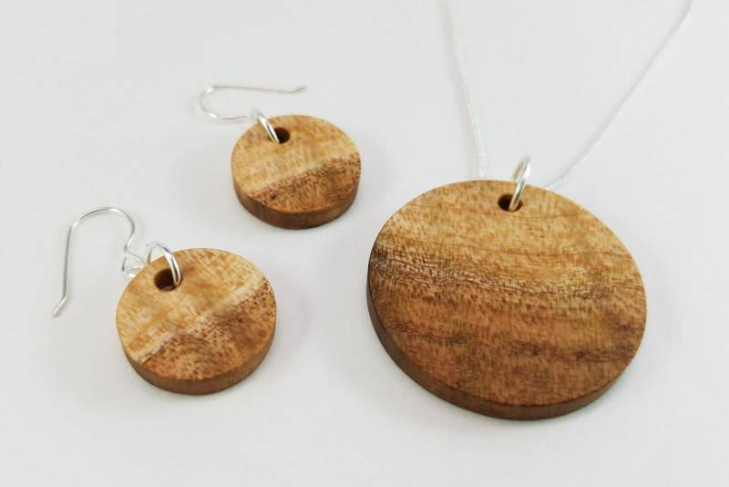 Rundes Holz Schmuckset, Ohrringe, Anhänger, Zweifarbiger Welliger Ahorn von MackeyArtistry
