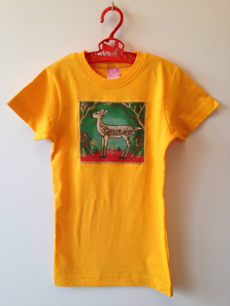 Gemalte Rehe in Einem Wald, Appliziert Auf Weichen 100% Baumwollt-Shirt Gemalte Rehe in Einem Wald, Appliziert Auf Weichen 100% Baumwollt-Shirt von Mackrelmint