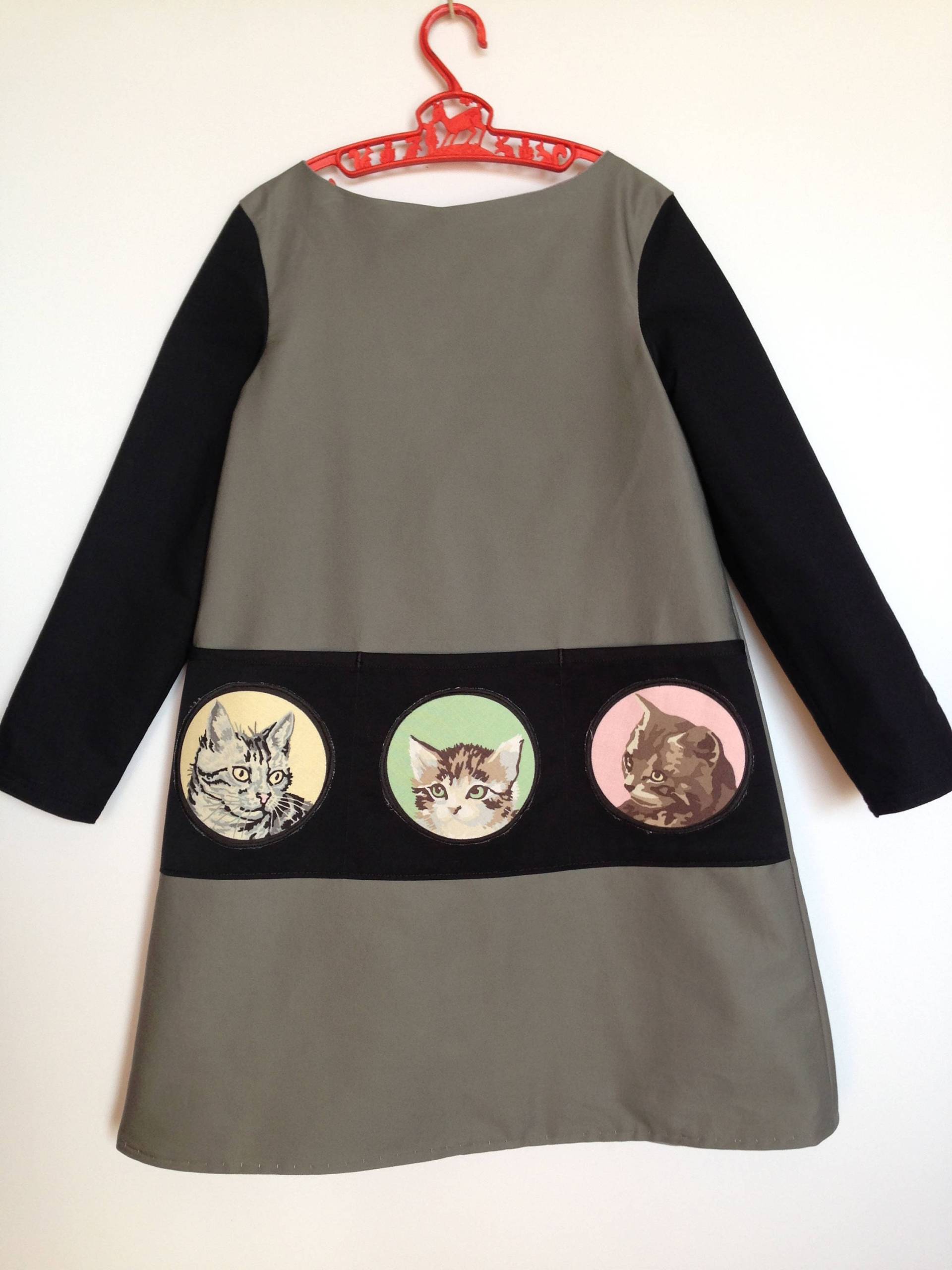 Malen-Nach-Zahlen Stil Katzen Schmücken 3 Tiefe Taschen Auf Einem Langärmeligen Grau Und Schwarz Kleid Malen-Nach-Zahlen Stil Katzen Schmücken 3 Tiefe Taschen Auf Einem Langärmeligen Grau Und Schwarz Kleid von Mackrelmint