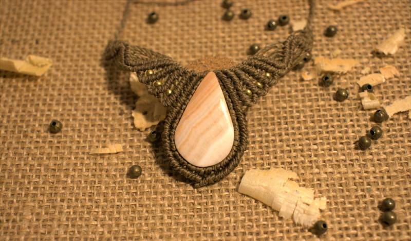 Halskette Mit Großem Achat Als Schmuckstein Und Perlen Im Boho/Hippie Stil Makramee von MacraMaggy