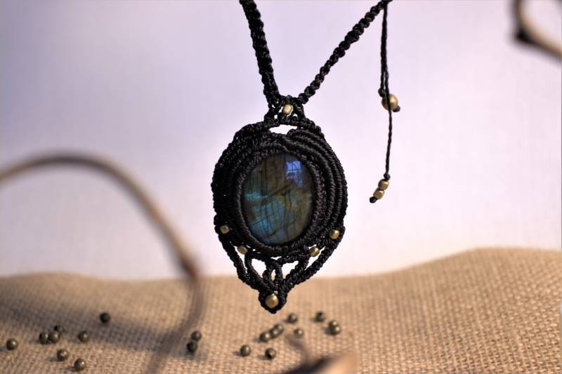 Halskette Mit Großem Labradorit Als Schmuckstein Im Boho/Hippie Stil Makramee von MacraMaggy