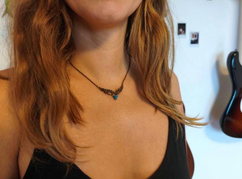 Halskette Mit Kleinem Schmuckstein Und Perlen Im Boho/Hippie Stil Makramee von MacraMaggy