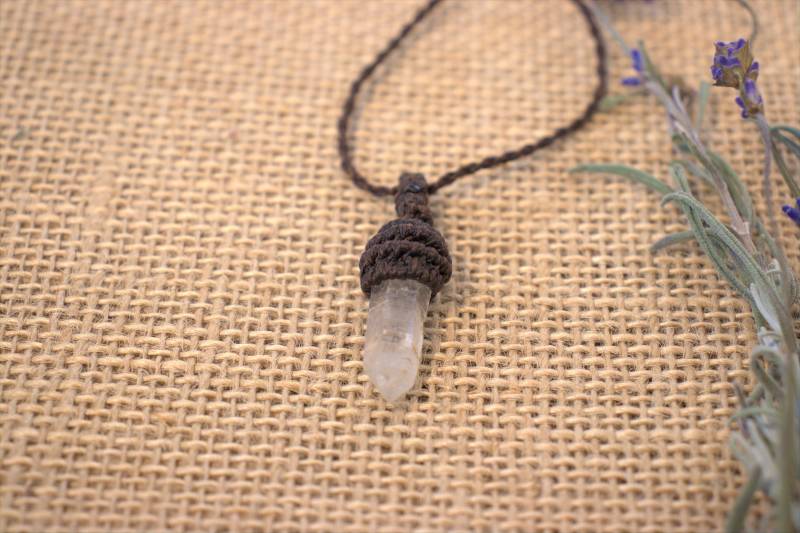 Halskette Mit Quarz Umfasst Im Boho/Hippie Stil Makramee von MacraMaggy