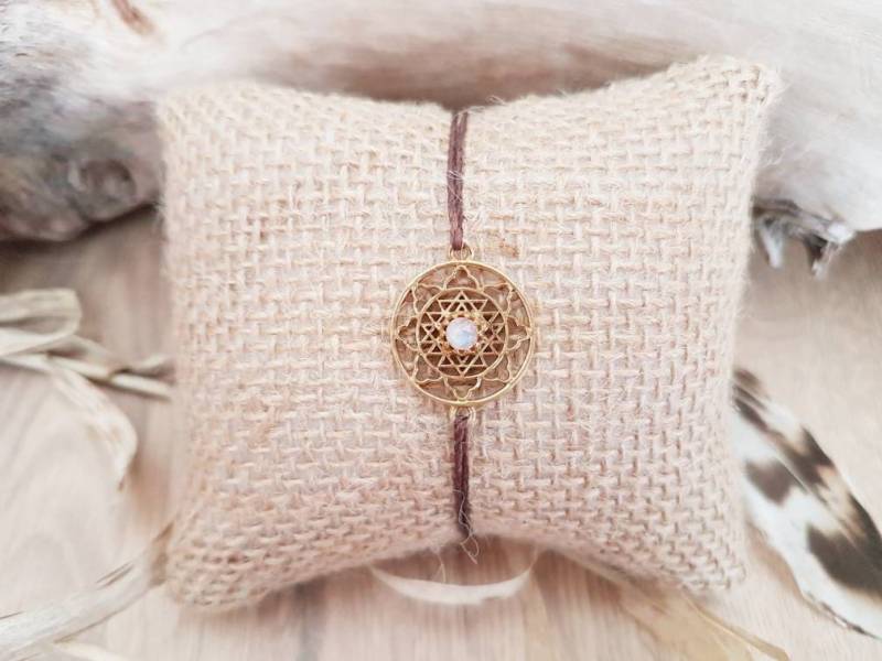Makramee Armband Symbol Symbolschmuck Sri Yantra Heilige Geometrie Mondstein Hippie Boho Yoga Messing von MacraMiez