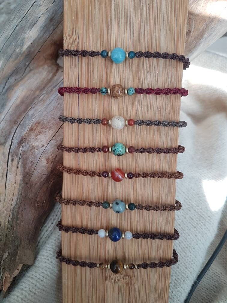 Verschiedene Makramee Armbänder Mit Halbedelsteinen Freundschaftsbänder Hippie von MacraMiez