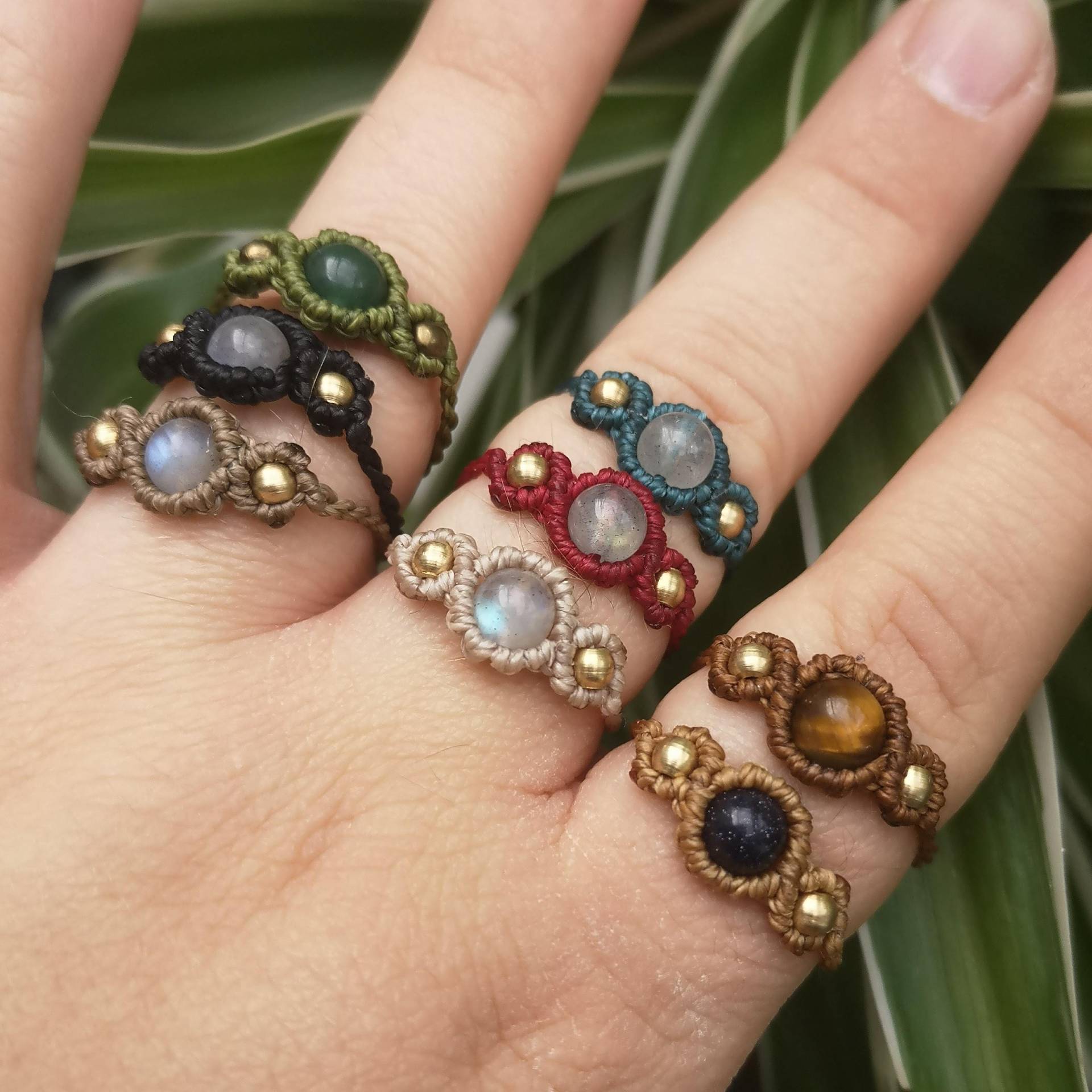 Personalisierter Edelsteinring in Wunschfarbe Als Kleines Freundschaftsgeschenk, Größenverstellbarer Makramee Ring Mit Labradorit, Amethyst von MacrasuCreations