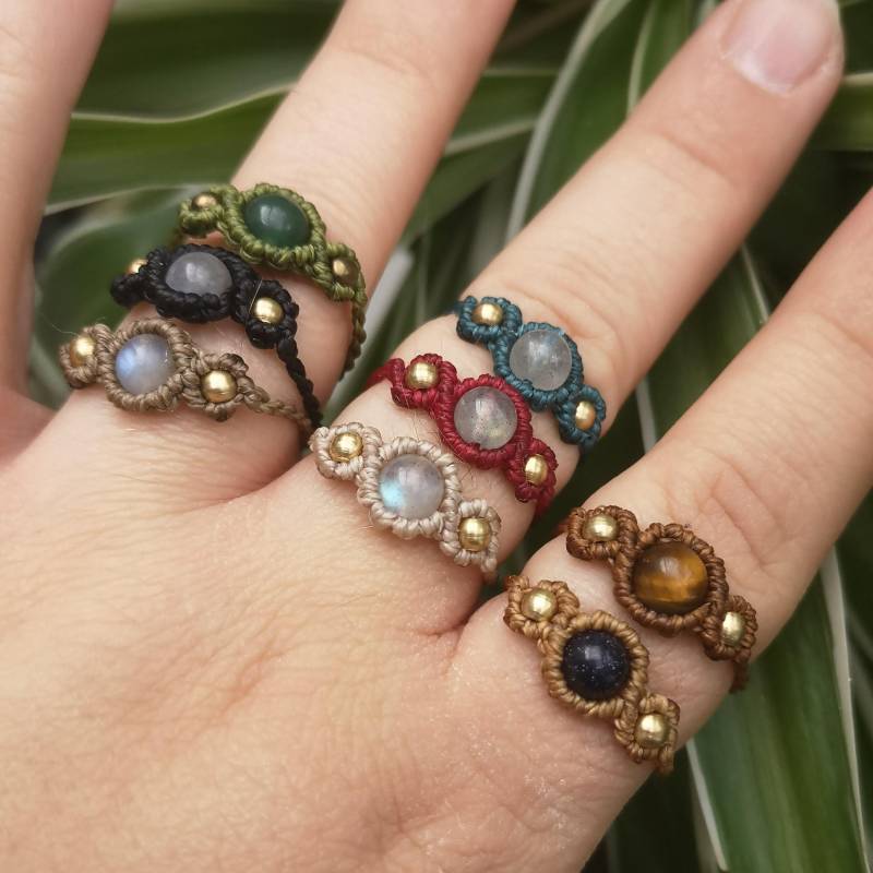 Personalisierter Edelsteinring in Wunschfarbe Als Kleines Freundschaftsgeschenk, Größenverstellbarer Makramee Ring Mit Labradorit, Amethyst von MacrasuCreations