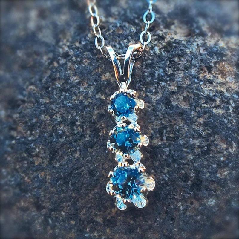 Montana Sapphire 3 Stein Tropfen Anhänger Halskette Montana Sapphire 3 Stein Tropfen Anhänger Halskette von Macsgems