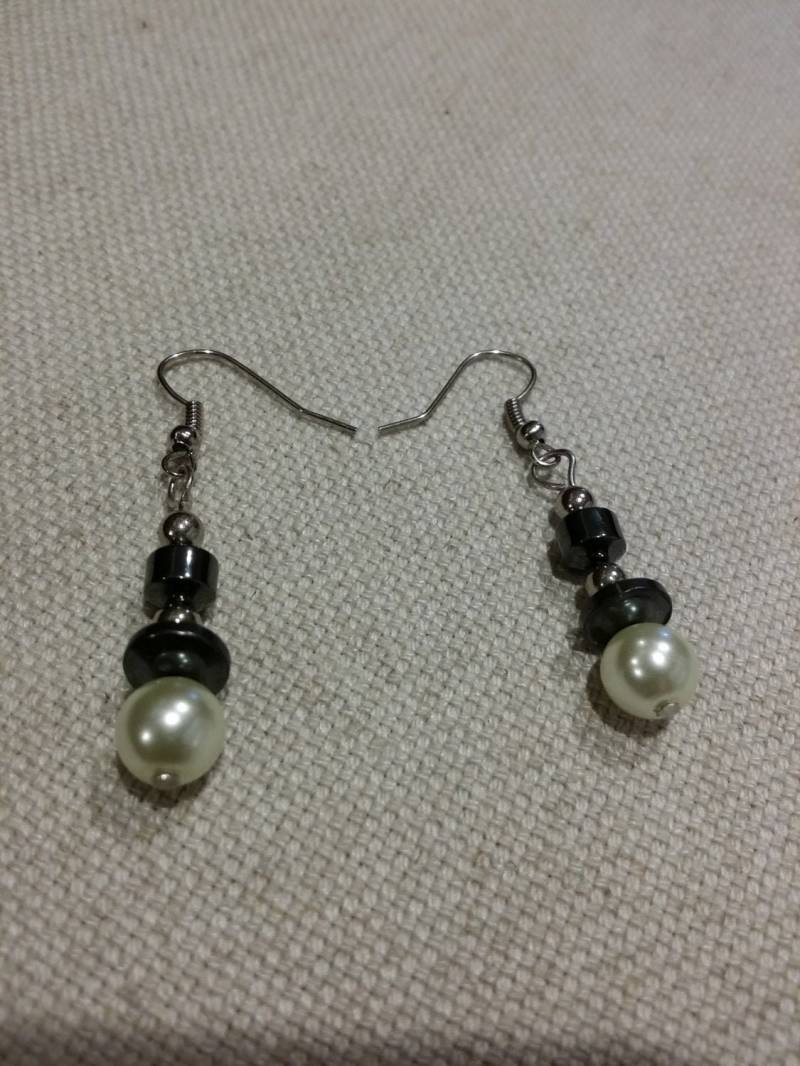 1-1/2 " Eurybia "Handgemachte Hematite & Pearl Drop Ohrringe von MacumboCrafts