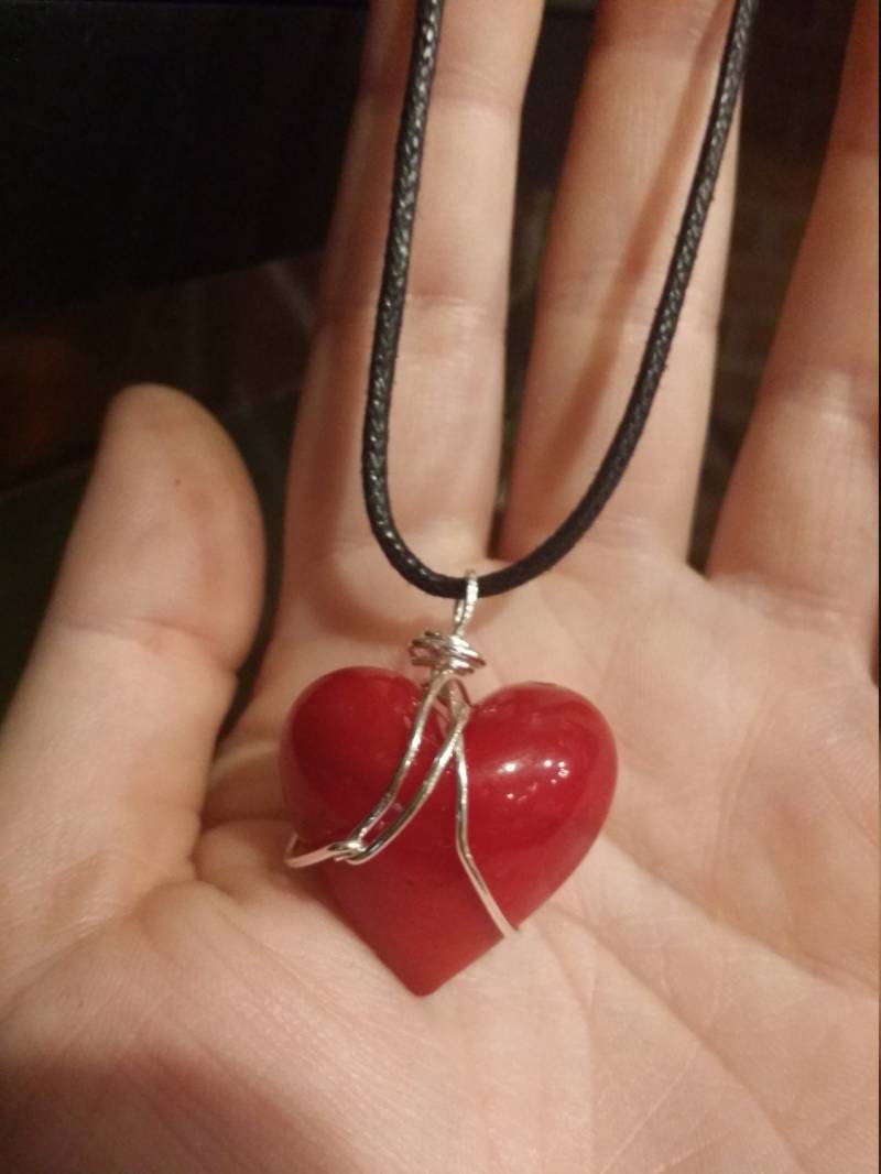 17 " Heartbeat "Handgefertigtes Keramik-Herz-Pendant Auf Geflochtener Faux Lederkording von MacumboCrafts