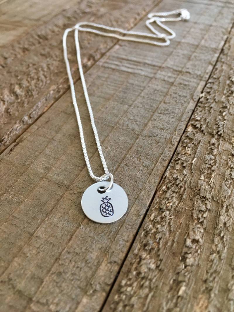 Ananas-Psych Halskette-Lustige Halskette-1/2 "Handgestempelte Halskette-Geschenk Ananas-Psych Halskette-Lustige Halskette-1/2 "Handgestempelte Halskette-Geschenk von MacyAnneDesigns