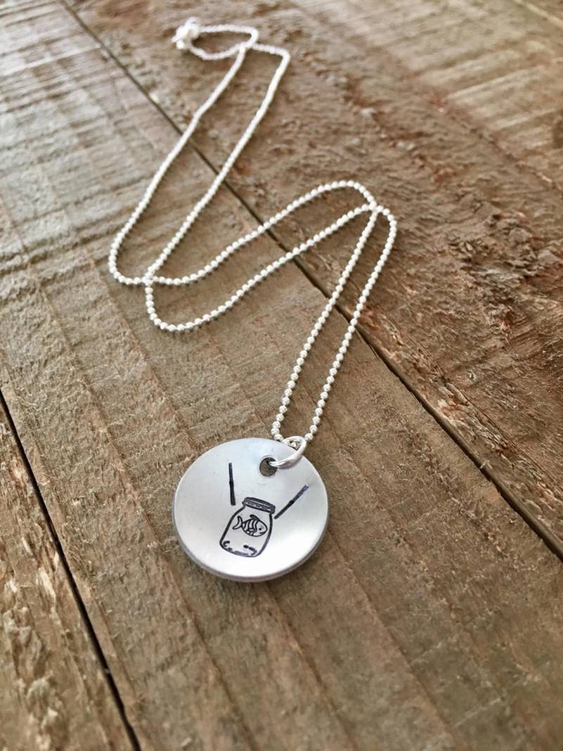 Bob Halskette-Gil Halskette-Lustige Halskette-3/4 "Handgestempelte Halskette-Geschenk von MacyAnneDesigns