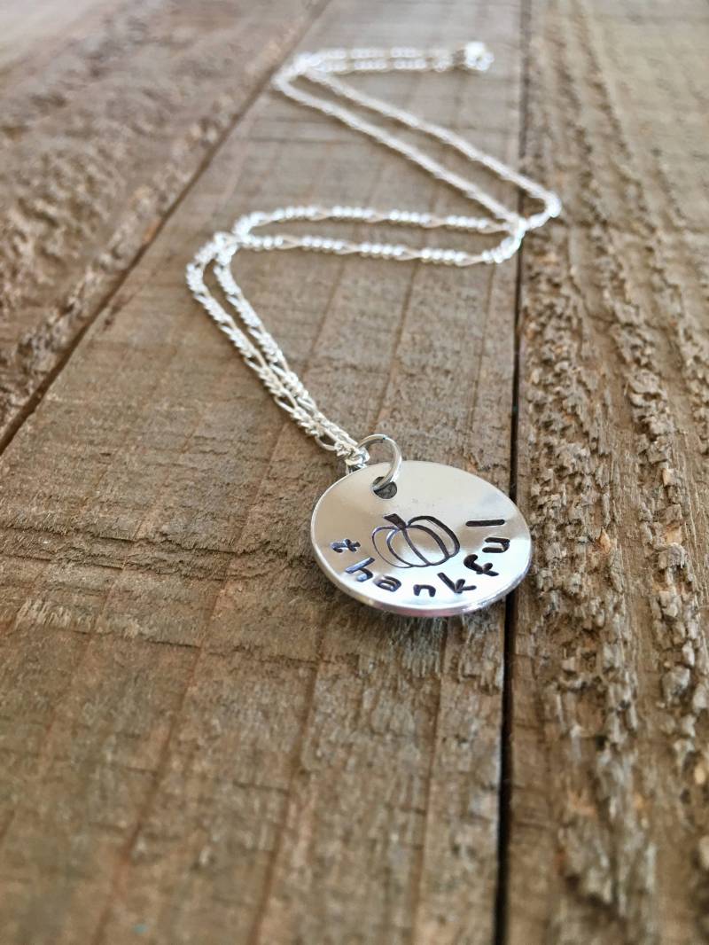Dankeschön Kette-Kürbis Kette - 3/4" Handgestempelte Kette-Geschenk Dankeschön Kette-Kürbis Kette - 3/4" Handgestempelte Kette-Geschenk von MacyAnneDesigns