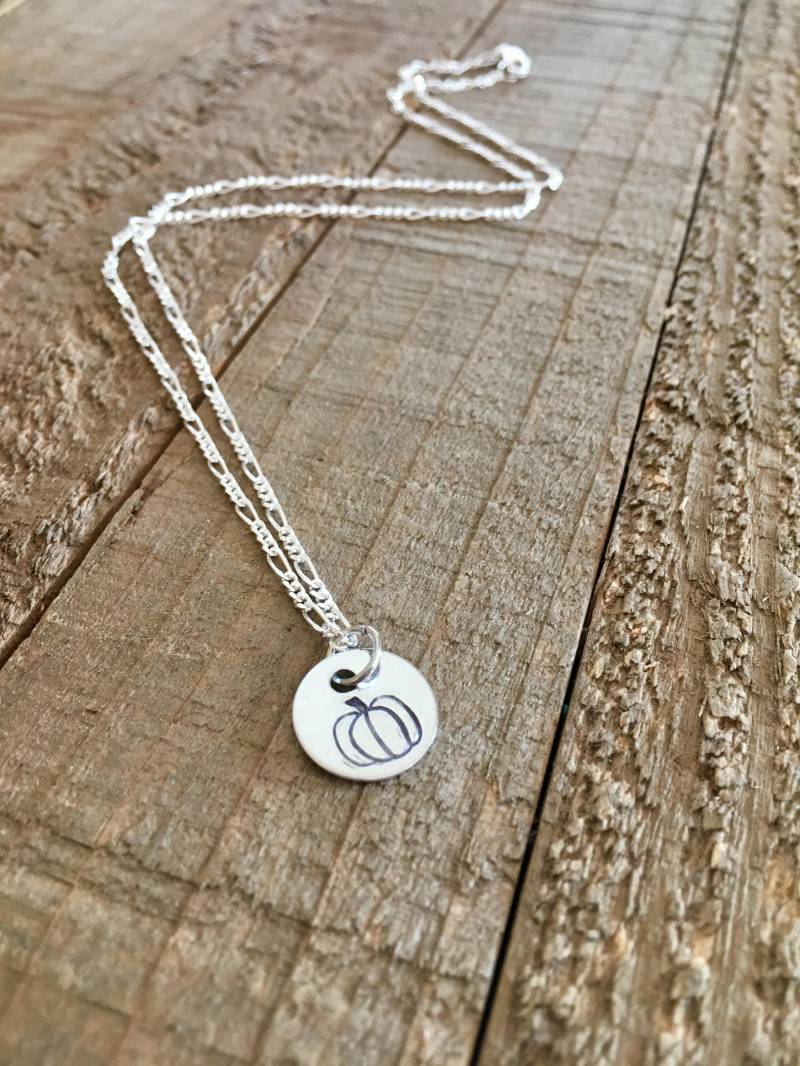 Kürbis Halskette - Herbst 2, 5 cm Handgestempelte Halskette-Geschenk von MacyAnneDesigns