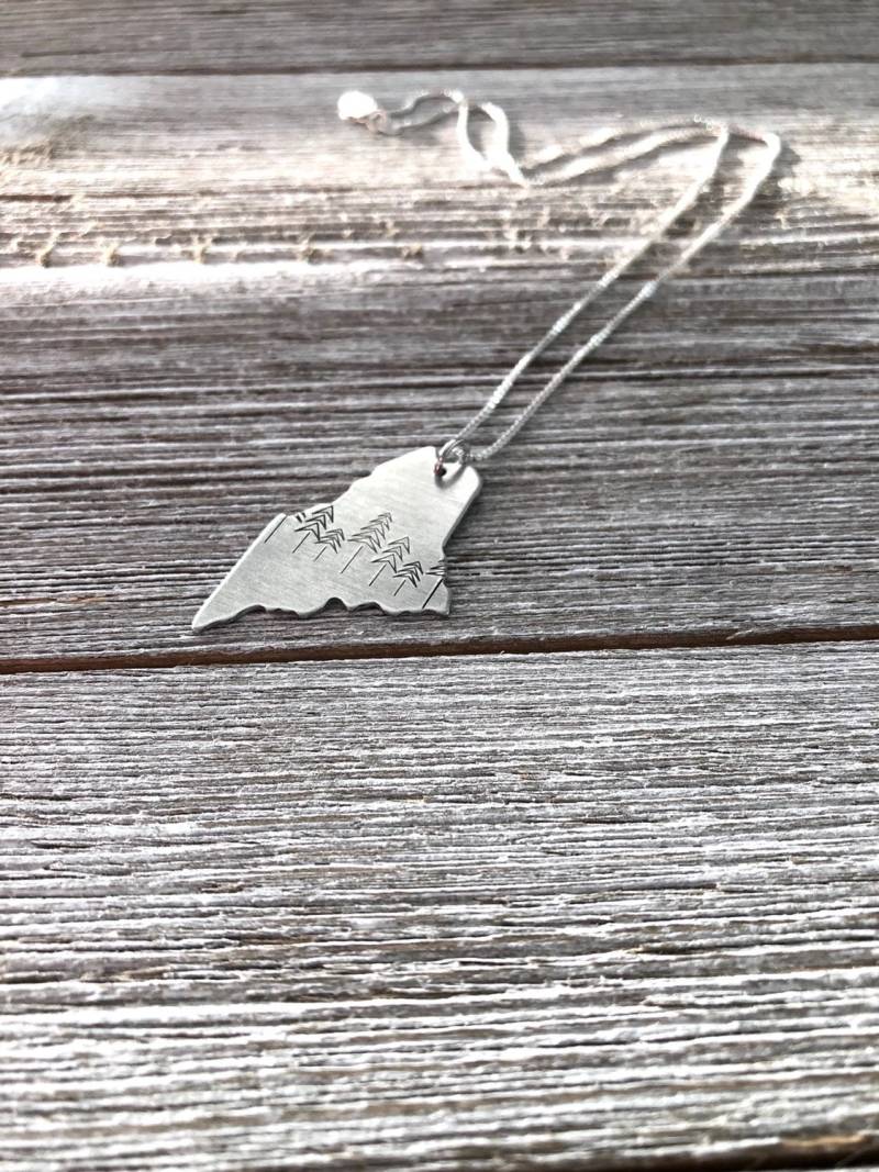 Maine Halskette Aluminium Zustand Anhänger, Edelstahl Kette Maine Halskette Aluminium Zustand Anhänger, Edelstahl Kette von MacyAnneDesigns