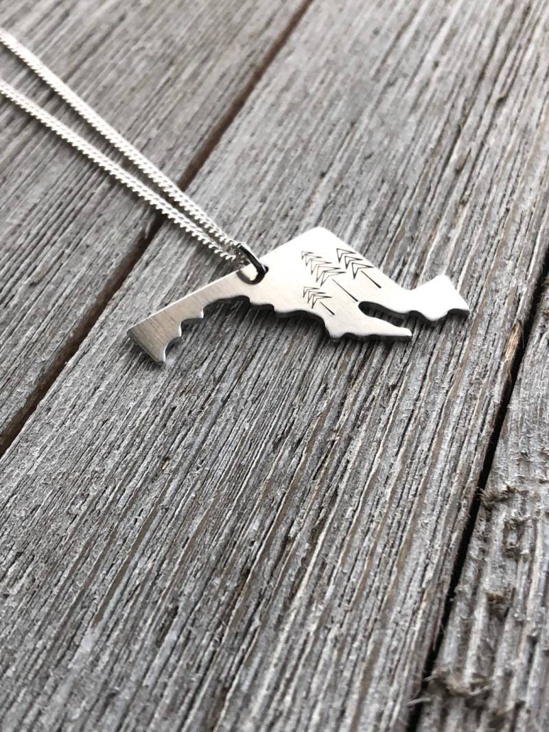 Maryland Halskette Aluminium Zustand Anhänger, Edelstahl Kette Maryland Halskette Aluminium Zustand Anhänger, Edelstahl Kette von MacyAnneDesigns