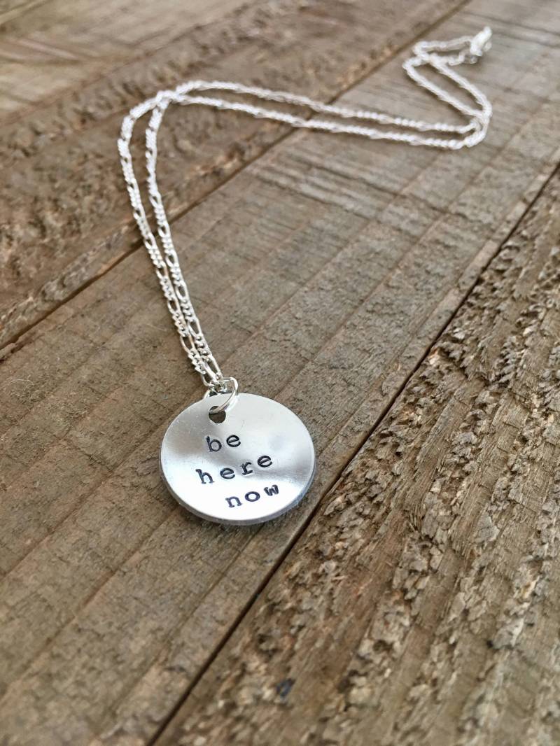 Mason Jennings-Be Here Now-3/4" Handgestempelte Halskette-Geschenk Mason Jennings-Be Here Now-3/4" Handgestempelte Halskette-Geschenk von MacyAnneDesigns