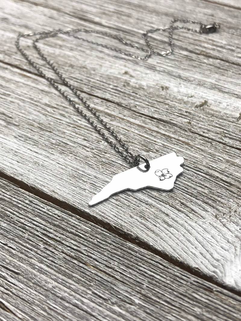 North Carolina State Halskette Hartriegelblumenanhänger, Aluminiumanhänger von MacyAnneDesigns