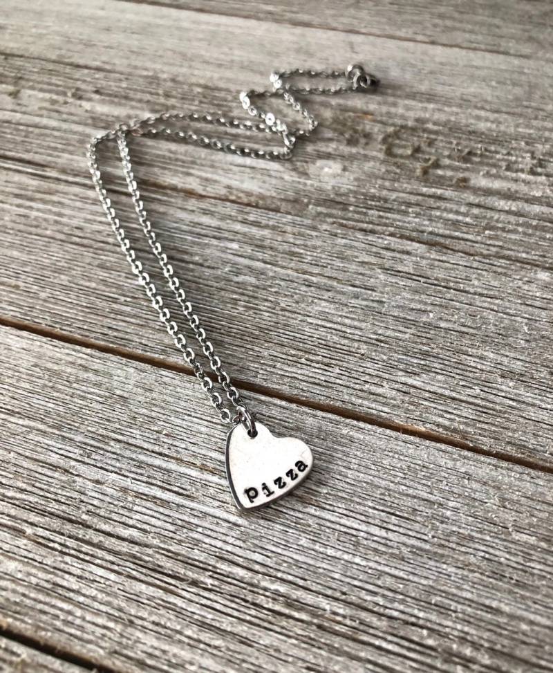 Pizza Halskette-Herz Halskette-Lustige Halskette-Personalisierte Halskette-Handgestempelte Halskette-Metall Halskette-Geschenk-Herz Halskette Pizza Halskette-Herz Halskette-Lustige Halskette-Personalisierte Halskette-Handgestempelte Halskette-Metall Halskette-Geschenk-Herz Halskette von MacyAnneDesigns