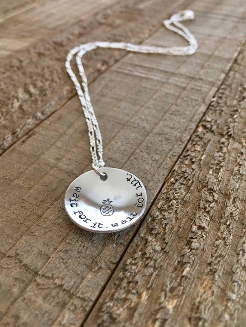 Psych-Warte Drauf Halskette-Lustige Halskette-7/8 "Handgestempelt Halskette-Geschenk von MacyAnneDesigns