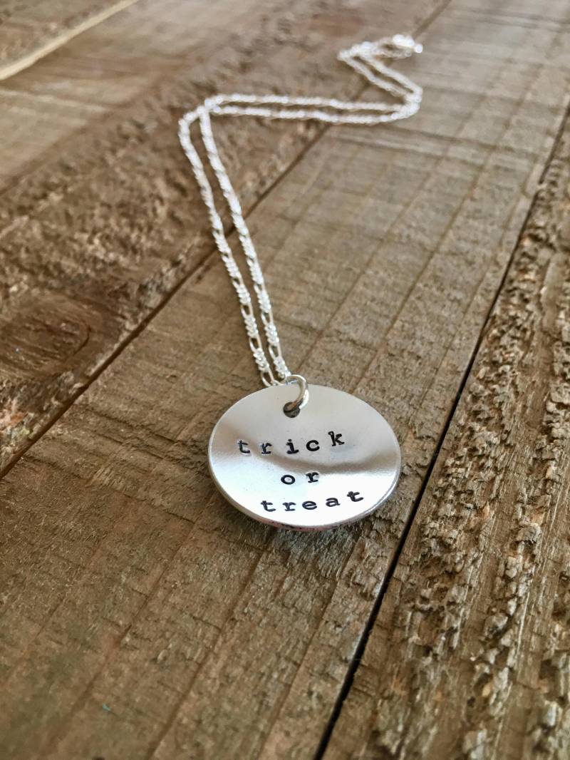 Süßes Oder Saures Halskette-Halloween-Mecklace-Halloween-Schmuck-Geschenk Süßes Oder Saures Halskette-Halloween-Mecklace-Halloween-Schmuck-Geschenk von MacyAnneDesigns