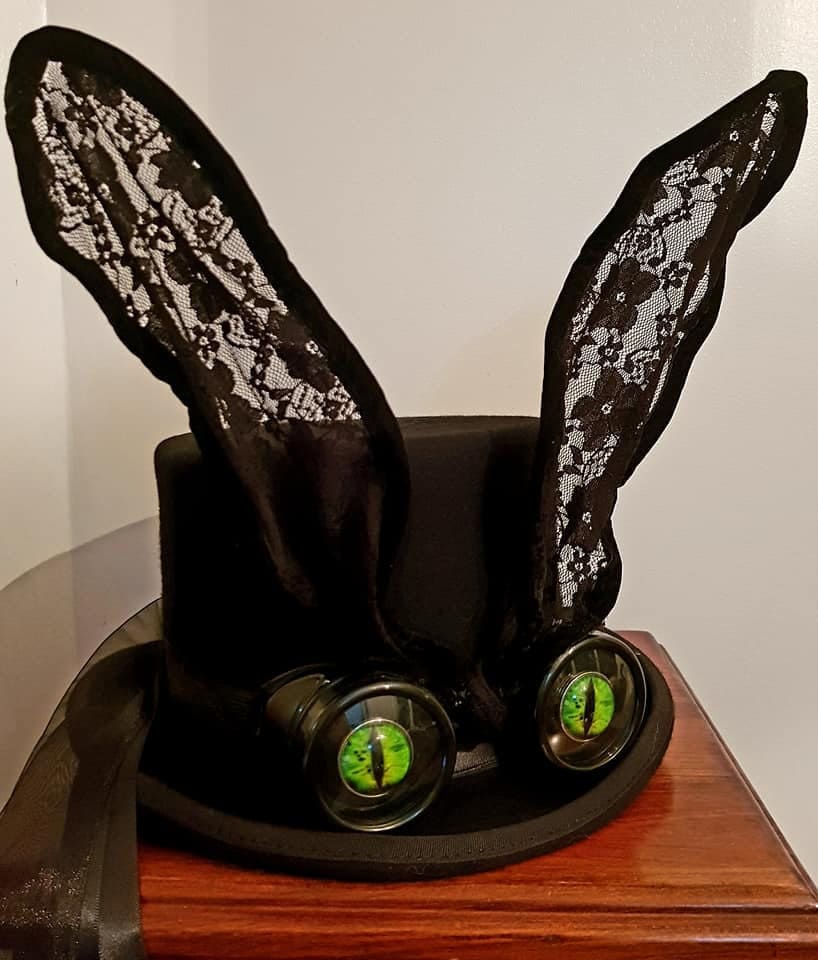 Evil Bunny Top Hut 100% Wolle Steampunk Black Goggles Grün Augen Hase Ohren Halloween Burning Man Festivals Cosplay von Mad4Hats