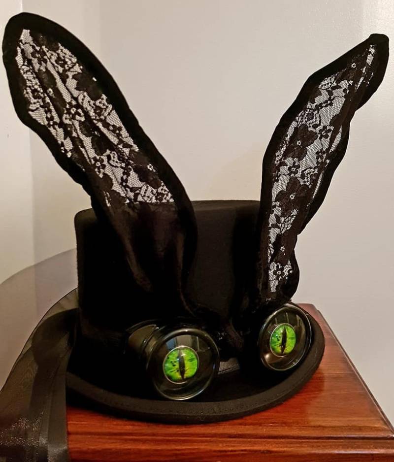 Evil Bunny Top Hut 100% Wolle Steampunk Black Goggles Grün Augen Hase Ohren Halloween Burning Man Festivals Cosplay von Mad4Hats