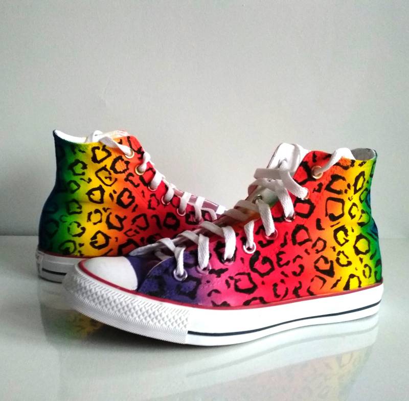 Lebendige Regenbogen Geparden Print Sneakers Handbemalte Tiermuster Schuhe Für Lgbtq+ Feierlichkeiten von MadCandies
