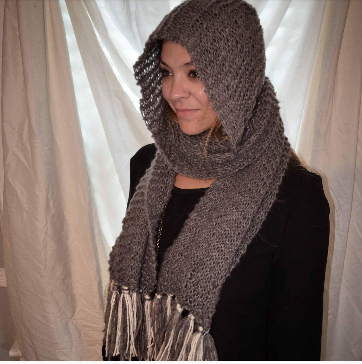 Grauer Kapuzenschal Grauer Kapuzenschal von MadCatterKnits