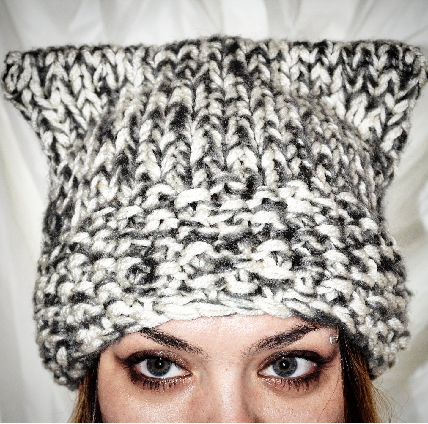 Grauer Und Weißer Tweed Katzenohrhut Grauer Und Weißer Tweed Katzenohrhut von MadCatterKnits