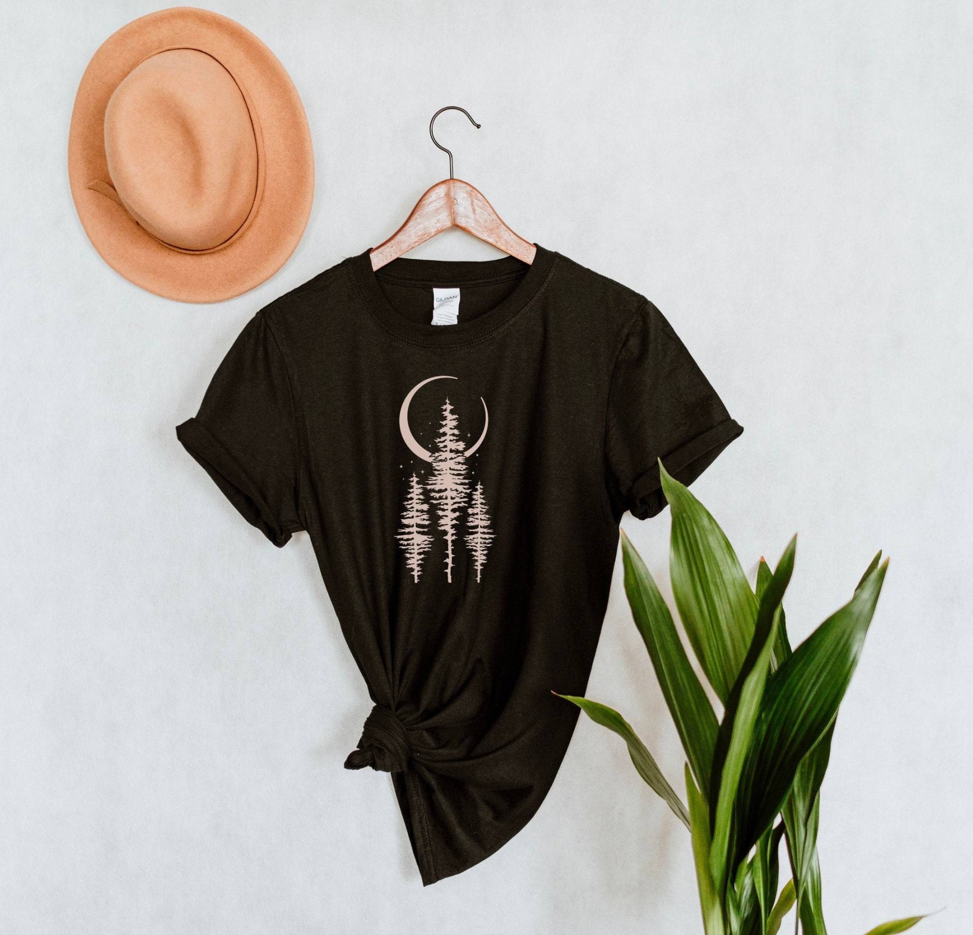 Kiefer Baum T Shirt, Abenteuer Sommer-T-Shirt, Frauen T-Shirt, Outdoor-Shirt, Wander-Shirt von MadCityCollectibles