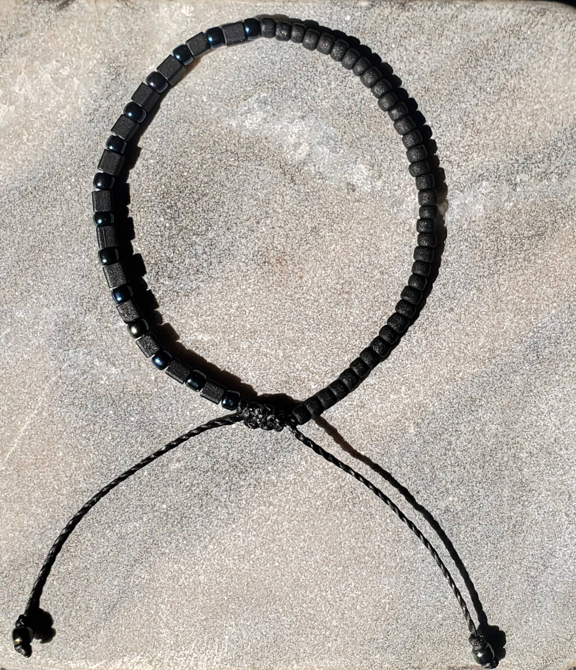 Schwarzes Perlenarmband, Verstellbares Armband, Perlenarmband, Freundschaftsarmband, Handgemachtes Armband Schwarzes Perlenarmband, Verstellbares Armband, Perlenarmband, Freundschaftsarmband, Handgemachtes Armband von MadColorJewelry