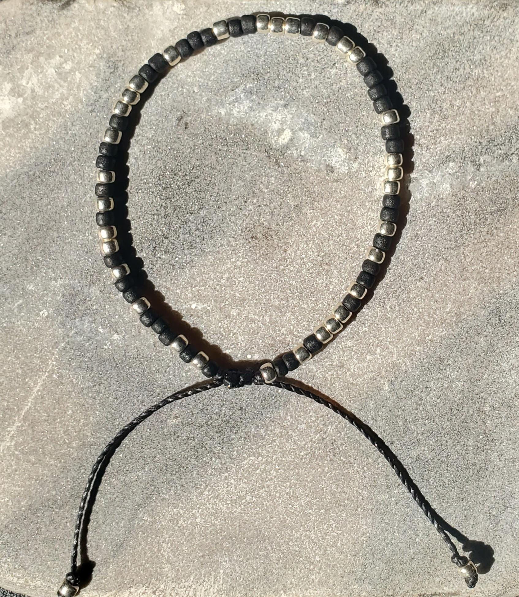Schwarzes Perlenarmband, Verstellbares Armband, Perlenarmband, Freundschaftsarmband, Handgemachtes Armband Schwarzes Perlenarmband, Verstellbares Armband, Perlenarmband, Freundschaftsarmband, Handgemachtes Armband von MadColorJewelry