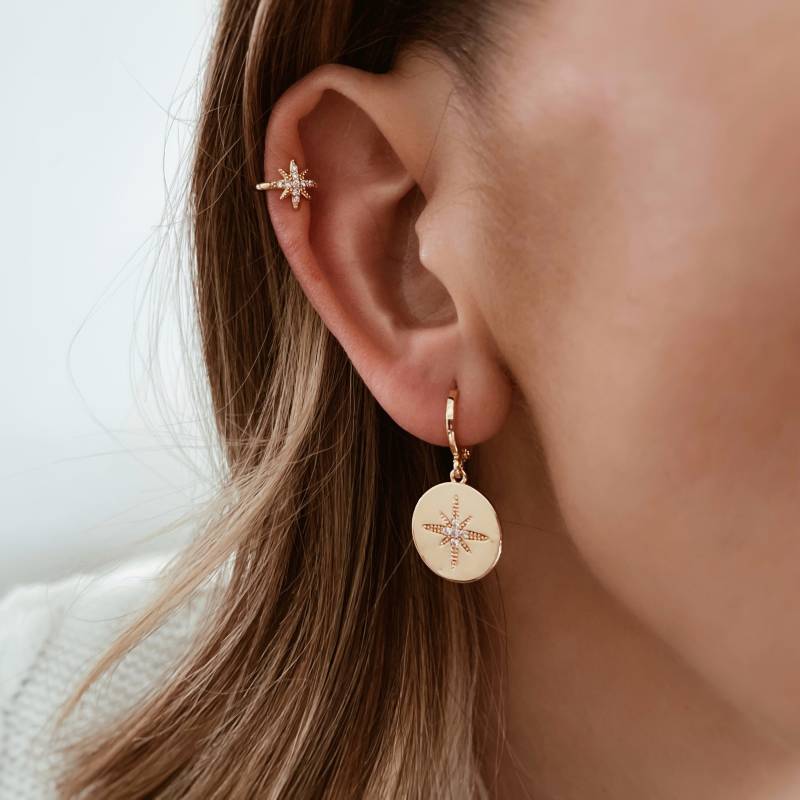 Cz Star Medal Hoops - Boho Zirkon Kristall Anhänger Trendy Modern Ohrringe Minimalistisch Personalisierte Geschenke Geschenk Für Sie von MadJewelryCo