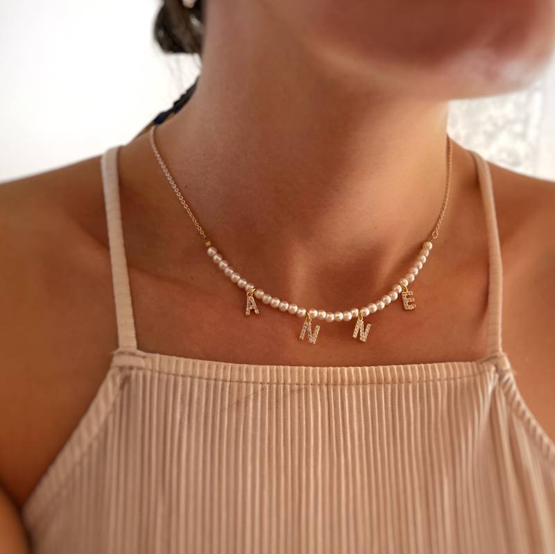 Initialenkette Mit Perlen - Goldene Handgefertigter Schmuck Personalisiertes Geschenk Für Sie von MadJewelryCo