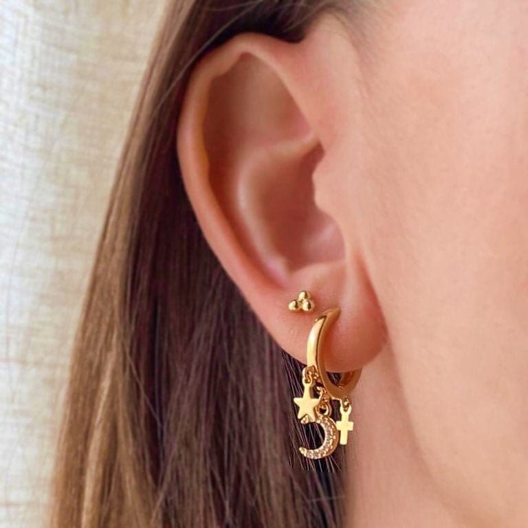 Huggie Creolen Mit Anhängern - Zarte Ohrringe Handgefertigter Schmuck Personalisierte Geschenke Geschenk Für Sie Ihn von MadJewelryCo