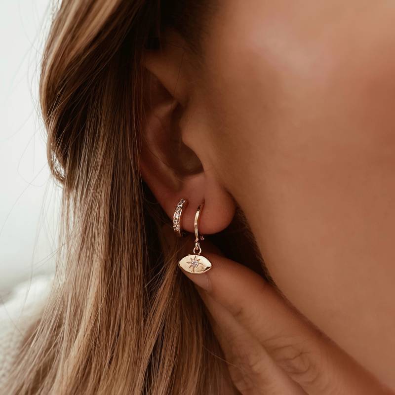 Huggie Creolen Mit Augenförmigem Anhänger Zirkonen - Minimalistisch Handgefertigter Schmuck Personalisierte Geschenke Geschenk Für Sie von MadJewelryCo