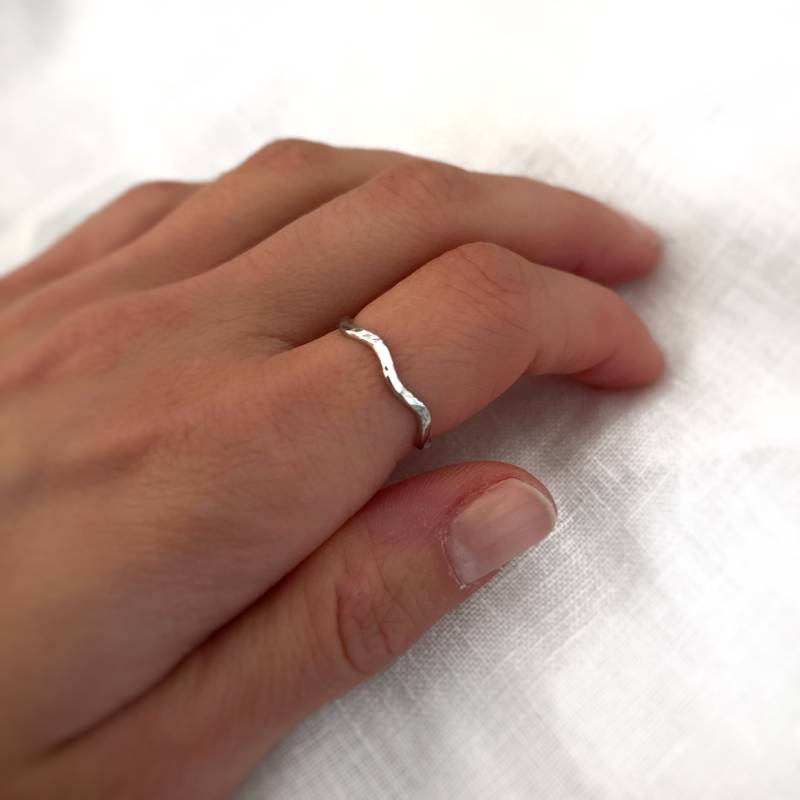 Ring Mit Glatter Form in Gold - Zarter Minimalistisch Handgefertigter Schmuck Personalisierte Geschenke Geschenk Für Sie von MadJewelryCo