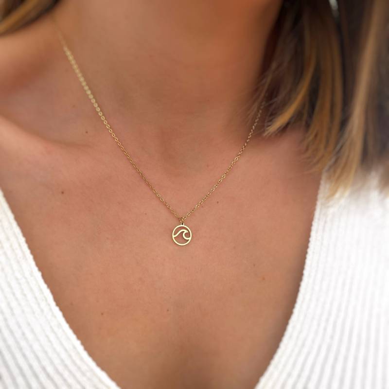 Runde Halskette Mit Wellenmuster - Zarte Handgefertigter Schmuck Minimalistisch Personalisierte Geschenke Geschenkideen Für Sie Und Ihn von MadJewelryCo