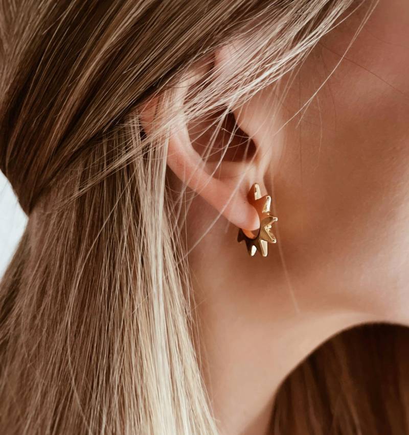 Spike Huggie Hoops - Ohrringe Hoop Sonnen Ohrstecker Personalisierte Geschenke Geschenk Für Sie von MadJewelryCo