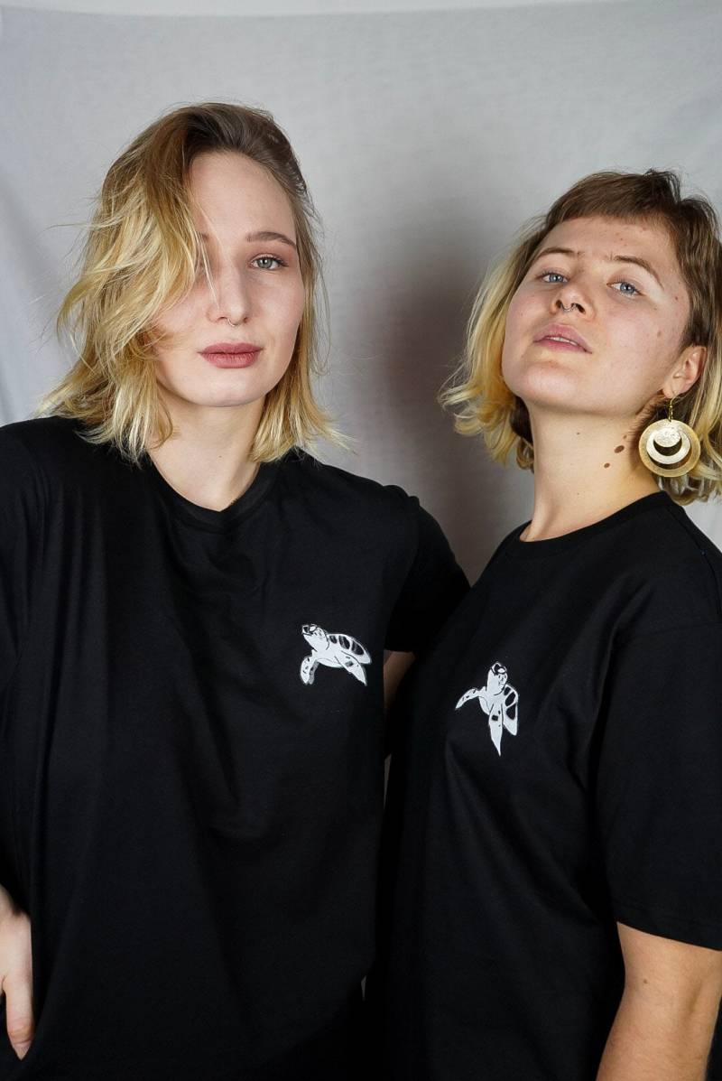 Tiny Turtle T-Shirt von MadLoonyMerch