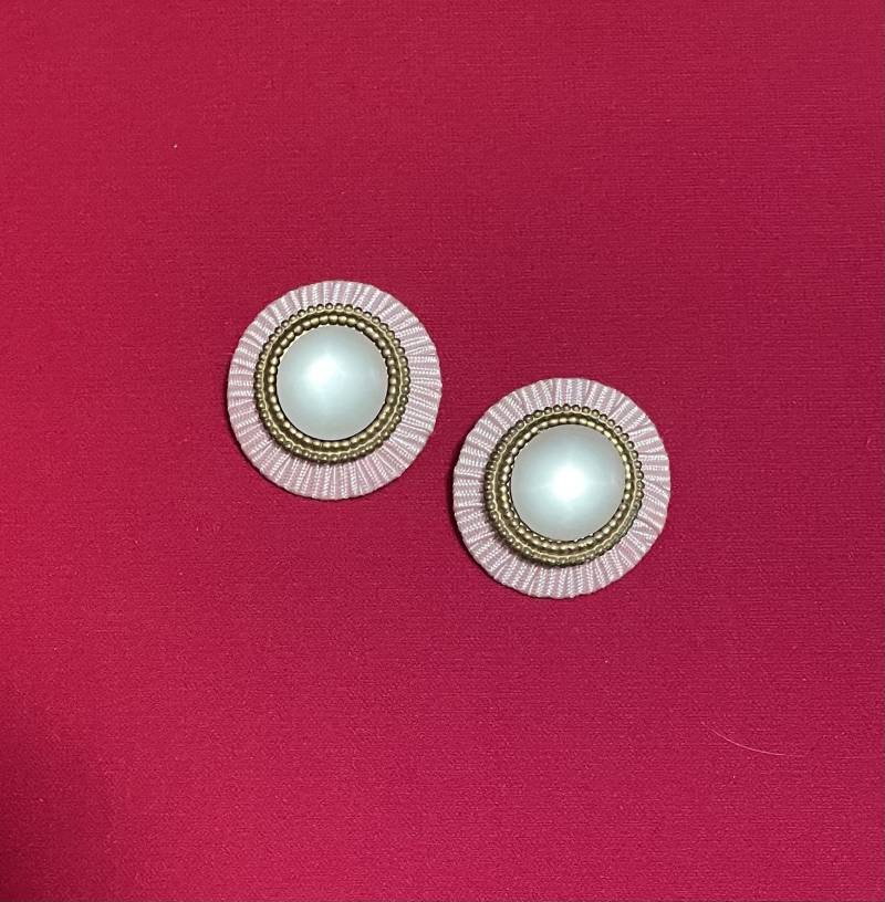 Clip On Button Ohrringe Mit Gefrostetem Reflektierendem Stein von MadPropsWV