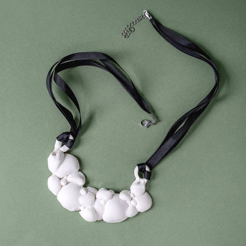 Handgemachte Keramik Weiße Kurze Porzellan Halskette Modernen Stil, Porzellanperlen, Natürliche Materialien Umweltfreundliches Design, Geschenk von MadWoodHouse
