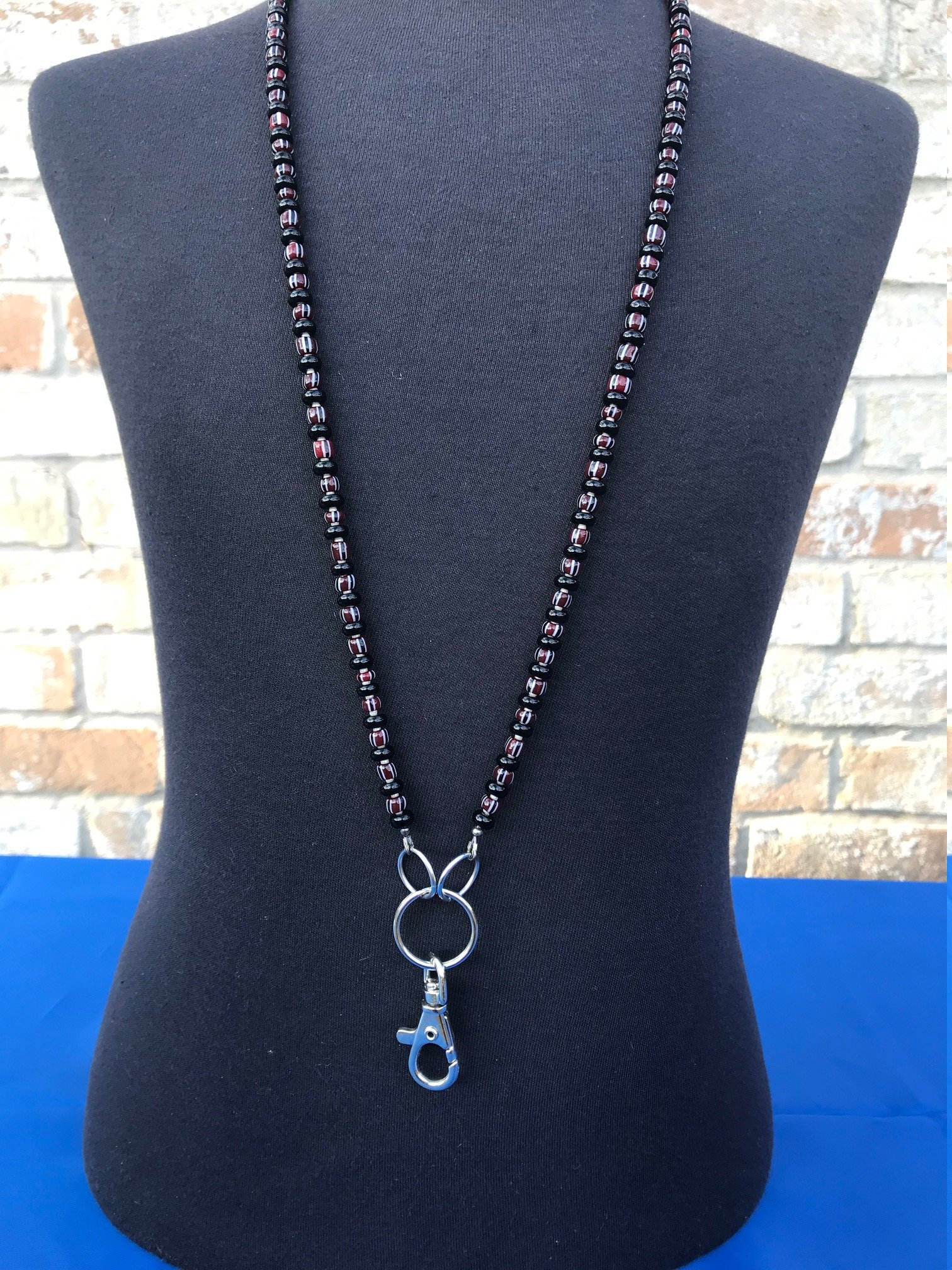 Perlen Rot, Weiß Und Schwarz Gestreift Lanyard Id-Halter Perlen Rot, Weiß Und Schwarz Gestreift Lanyard Id-Halter von MadZinDesigns