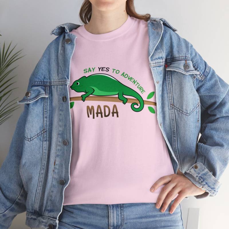 T-Shirt Chamäleon "Say Yes To New Adventure"__Madagaskar Tier-Print Shirts - Hochwertige Baumwolle, Comic Design, Geschenkidee Für Entdecker von MadagaskArtShop