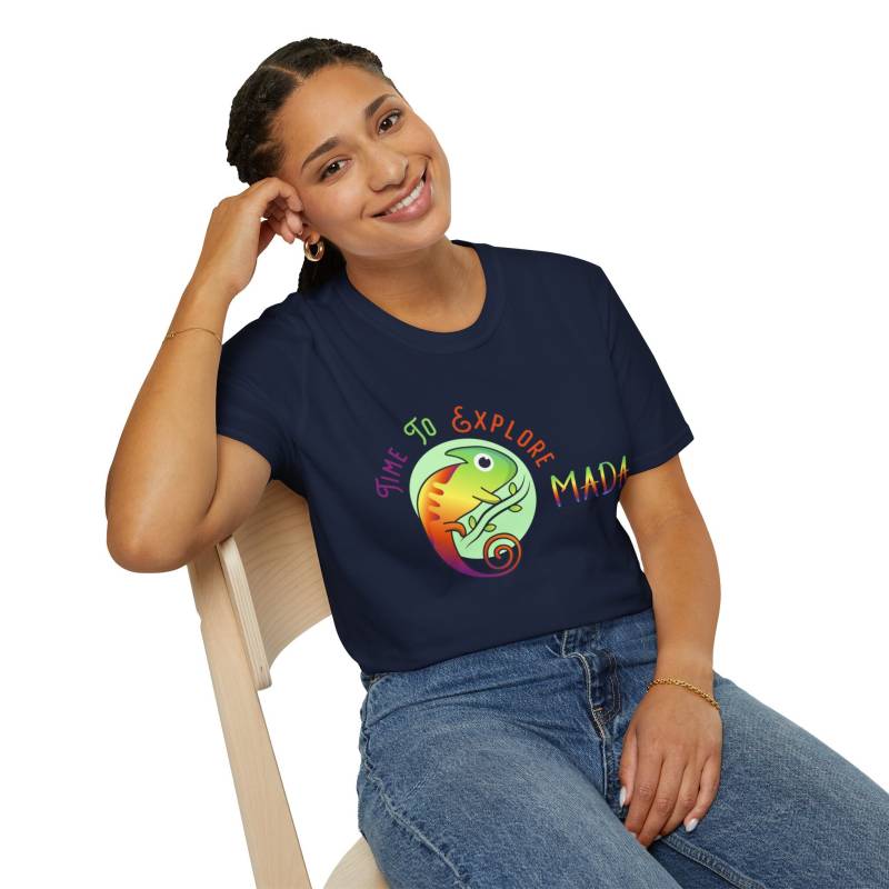 T-Shirt Chamäleon "Time To Explore"__Shirts Mit Madagaskar-Motiven - Comic-Tier-Designs Auf Premium-Baumwolle Einzigartige Geschenkidee T-Shirt Chamäleon "Time To Explore"__Shirts Mit Madagaskar-Motiven - Comic-Tier-Designs Auf Premium-Baumwolle Einzigartige Geschenkidee von MadagaskArtShop