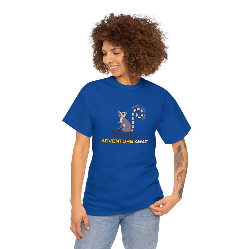 T-Shirt Lemur "Adventure Await"__ Madagaskar Tier-Print T-Shirts - Hochwertige Baumwolle, Comic Design, Geschenkidee Für Entdecker von MadagaskArtShop