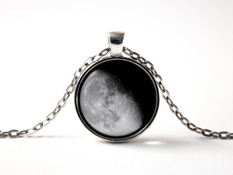 Abnehmender Gibbous Moon Halsketten Mondphase Luna Geschenk Grauer Mond Anhänger Space Art Mondschmuck Mondanhänger Mondhalskette Nasa Schmuck von MadamIris
